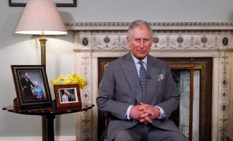 Ο Κάρολος έλαβε τρεις βαλίτσες με 3 εκατ. ευρώ από τον πρωθυπουργό του Κατάρ