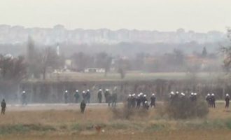Καστανιές Έβρος: Νέα επεισόδια – Μετανάστες πετάνε χημικά στους Έλληνες φρουρούς των συνόρων