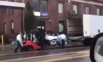 Κοροναϊός: Νοσηλευτές φορτώνουν με κλαρκ πτώματα σε φορτηγά-ψυγεία στη Ν.Υόρκη (βίντεο)