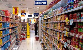 Κοροναϊός: Αυστηροί έλεγχοι στις εισόδους των σούπερ μάρκετ για αποφυγή συγχρωτισμού