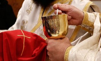 Μυτιλήνη: Ιερέας κοινώνησε τους πιστούς ενώ είχε κορωνοϊό