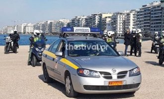 Με ντουντούκες η Αστυνομία προσπαθεί να πείσει τους Θεσσαλονικείς να μείνουν σπίτια τους