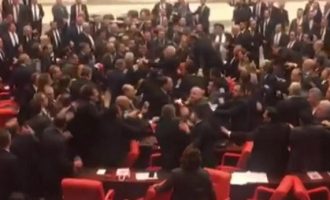Βουλευτές πλακώθηκαν μέσα στο τουρκικό κοινοβούλιο (βίντεο)
