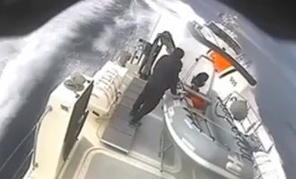Η τουρκική ακτοφυλακή παρενοχλεί ελληνικό σκάφος στη Λέσβο (βίντεο)