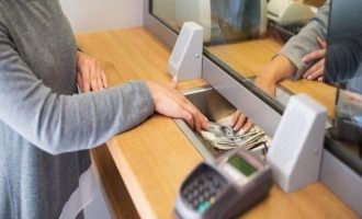 Κοροναϊός: Για ποιες συναλλαγές δεν χρειάζεται φυσική παρουσία στις τράπεζες
