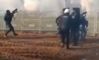 Δείτε την τουρκική Αστυνομία να επιτίθεται στα ελληνικά σύνορα (βίντεο)