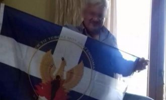 Η ΝΔ διέγραψε τον Χριστόφορο Ανδρίτσο που πόζαρε με σημαία της χούντας