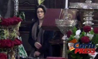 Η δήμαρχος Κέρκυρας που πήγε να εκκλησιαστεί είχε πρωταγωνιστήσει σε καμπάνια του «Μένουμε Σπίτι»