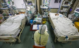 Νοσηλεύτρια: Άνθρωποι πεθαίνουν και εξακολουθούν να αρνούνται ότι υπάρχει κορωνοϊός