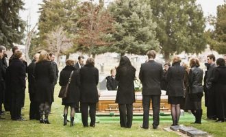Kοροναϊός: Ασυμπτωματική πήγε σε κηδεία και πάρτι γενεθλίων και έστειλε τρεις στο θάνατο