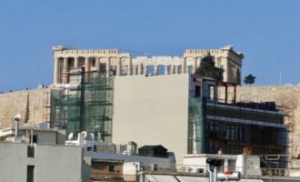 Γκρεμίζονται οι δύο τελευταίοι όροφοι του ξενοδοχείου έκτρωμα που κρύβει την Ακρόπολη