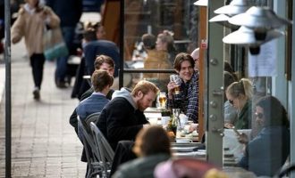 Η Σουηδία επέβαλλε απόσταση 2 μέτρων ανάμεσα στα τραπέζια – Λουκέτα σε παραβάτες
