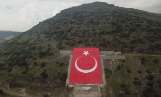 Όπως στον Πενταδάκτυλο ο τουρκικός κατοχικός στρατός ζωγράφισε την τουρκική σημαία σε βουνό της Συρίας