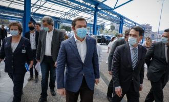 Ο Τσίπρας επισκέφθηκε το νοσοκομείο «Αττικόν» όπου νοσηλεύονται 30 ασθενείς με Covid-19