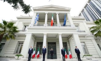 Συμβολική τελετή στο ΥΠΕΞ σε ένδειξη συμπαράστασης της Ελλάδας στην Ιταλία
