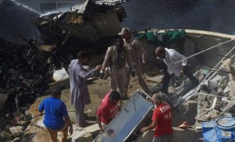 106 νεκροί από πτώση αεροσκάφους στο Πακιστάν – Τα τελευταία λόγια του πιλότου (βίντεο)
