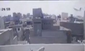 Η στιγμή που το αεροπλάνο πέφτει πάνω σε σπίτια στο Πακιστάν (βίντεο)