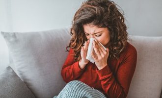 Πώς να ξεχωρίσετε αλλεργία από κορωνοϊό – Τι είπε ο Τσιόδρας