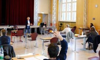Ανοίγουν σχολεία στη Γερμανία με 10 μαθητές σε κάθε αίθουσα και μόνο για τις τελευταίες τάξεις