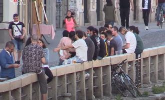 Νεαροί στο Μιλάνο πίνουν ποτά και μπύρες αραχτοί στους δρόμους του Ναβίλι (βίντεο)