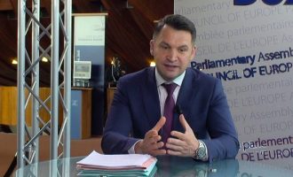 Ρουμάνος υπουργός βγήκε στον «αέρα» με το εσώρουχο (βίντεο)