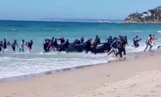 Άγνωστο πλοίο αποβίβασε 400 μετανάστες σε παραλία της Σικελίας και μετά… χάθηκε