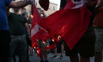 Το τουρκικό ΥΠΕΞ αντέδρασε στο κάψιμο της σημαίας με αγανάκτηση και ψέματα