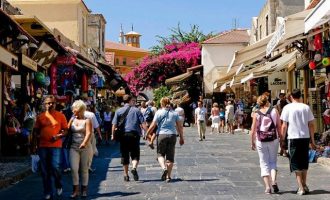 Ποιες είναι οι 19 χώρες που θα στείλουν πρώτες τουρίστες στην Ελλάδα