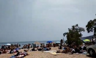 Άγρια συμπλοκή νεαρών στην παραλία της Βάρκιζας – Συγκρούσεις και με την Αστυνομία