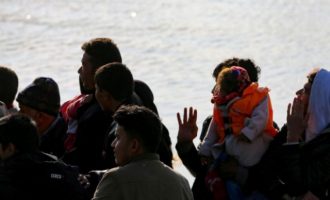 Βάρκα με 67 μετανάστες γύρισε στην Τουρκία μετά από εννιά ώρες ανοιχτά της Λέσβου