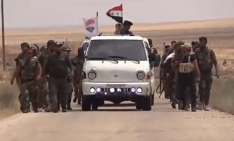 Παλαιστίνιοι σύμμαχοι του Άσαντ καταδιώκουν το Ισλαμικό Κράτος στη συριακή έρημο (βίντεο)