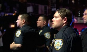 Ένας αστυνομικός δέχθηκε πυρά και ένας άλλος μαχαιρώθηκε στο Μπρούκλιν