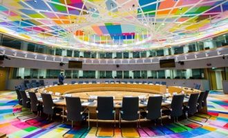 Στο έλεος της ακρίβειας αφήνει τους Ευρωπαίους το  Eurogroup: Τέλος στα οριζόντια μέτρα στήριξης