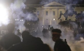 Δακρυγόνα και φωτιές έξω από τον Λευκό Οίκο – Ο Τραμπ σε υπόγειο καταφύγιο