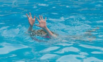 Χαροκαμένη μάνα εντόπισε το 4χρονο αγγελούδι της να επιπλέει στην μοιραία πισίνα