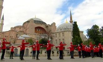 Σόου Ερντογάν για την επέτειο πραξικοπήματος μπροστά από την Αγιά Σοφιά