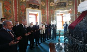 Ο Ερντογάν προσευχήθηκε στον τάφο του Πορθητή και ορκίστηκε νέες κατακτήσεις