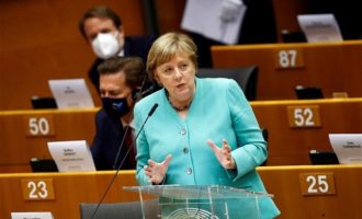 Μέρκελ στην Ευρωβουλή: Δεν μπορούμε να σπαταλήσουμε άλλο χρόνο
