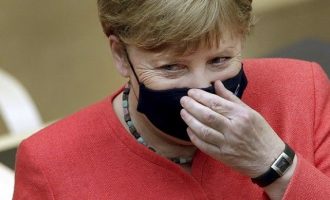 Η Μέρκελ εμφανίστηκε πρώτη φορά στο κοινοβούλιο με μάσκα για τον κορωνοϊό