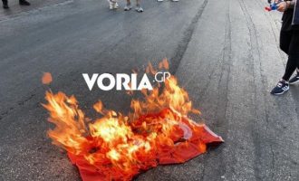 Έκαψαν τουρκικές σημαίες στη Θεσσαλονίκη – «Τούρκοι, Μογγόλοι, δολοφόνοι» (βίντεο)