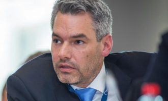 Στην Ελλάδα ο Αυστριακός υπουργός Εσωτερικών για το μεταναστευτικό – Συνάντηση με Μητσοτάκη