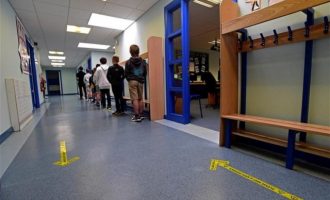 Κορωνοϊός-Βρετανία: Τα παιδιά που θα πάνε σχολείο κινδυνεύουν περισσότερο να προσβληθούν