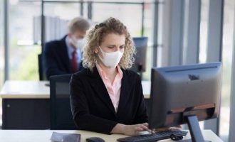 Κορωνοϊός: Όλοι οι δημόσιοι υπάλληλοι με μάσκες – Τηλεργασία για τις ομάδες αυξημένου κινδύνου