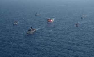 Οι Τούρκοι δημοσιεύουν φωτογραφίες πολεμικών τους πλοίων να συνοδεύουν το «ORUC REIS»