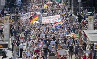Διαδηλώσεις στην Ευρώπη κατά της «ιατρικής τυραννίας»: «Ο κορωνοϊός είναι ένα μεγάλο ψέμα»
