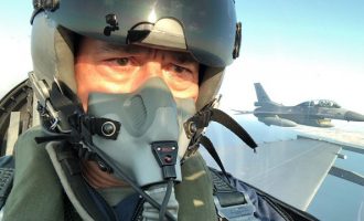 Ο Χουλουσί Ακάρ πέταξε με F-16 και απείλησε Γαλλία και ΗΠΑ
