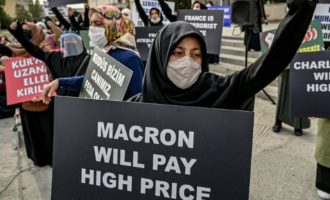 Ισλαμιστές διαδήλωσαν στην Κωνσταντινούπολη απειλώντας Μακρόν και «Charlie Hebdo» ότι «θα το πληρώσουν ακριβά»