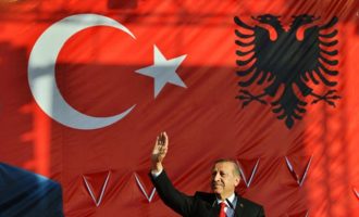 Αλβανία: Τουρκικό υποβρύχιο στον Αυλώνα και τουρκικός στρατός στους Αγ. Σαράντα