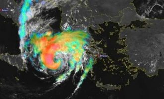 Ο κυκλώνας «Ιανός» έχει «μάτι» 50 χλμ και ανέμους με μέση ένταση 90 χλμ/ώρα