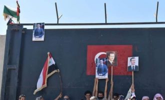 Διαδηλωτές στη Ιντλίμπ «πολιόρκησαν» τουρκικό φυλάκιο απαιτώντας να φύγουν οι Τούρκοι από τη Συρία